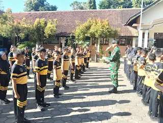 TNI Dari Koramil 03/Ngadirojo Tanamkan Disiplin Kepada Siswa SDN 2 Ngadirojo